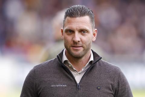 Bizarre blunder: verkeerd appje leidt tot spanningen bij ontslag Go Ahead Eagles-trainer