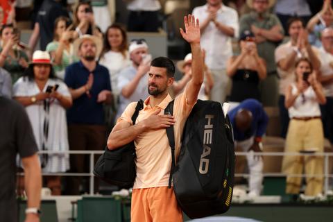 Tennislegende Novak Djokovic lijkt voorkeur uit te spreken voor Roland Garros: 'Hij appt me na elk duel'