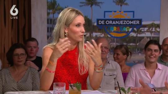 Pikante vraag van Hélène Hendriks zorgt voor ongemak bij Oranjezomer-gast: 'Voordat ik thuis ruzie krijg…'