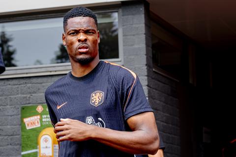Denzel Dumfries valt op in buitenland met hilarisch interview: 'Hij gaat viraal'