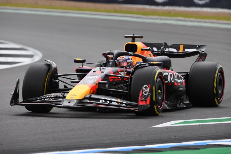 Max Verstappen klokt slechts een tijd in de middenmoot in VT2 voor GP Groot-Brittannië