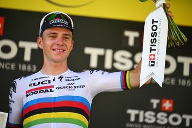 Ontketende Remco Evenepoel vliegt naar tijdritwinst in Tour de France, maar komt te kort voor het geel