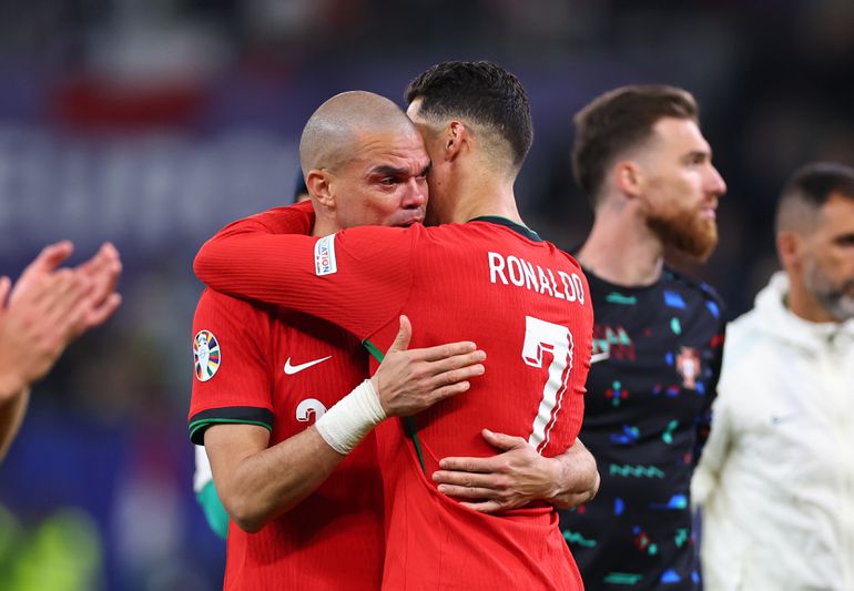 Cristiano Ronaldo troost huilende Pepe na dramatische uitschakeling Portugal op EK