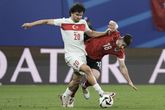 Ferdi Kadioglu in actie voor Turkije © AP