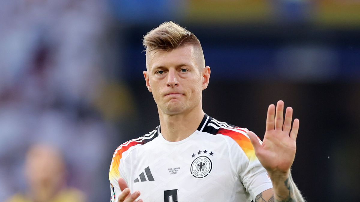 Prachtig: Spaans publiek eert Toni Kroos van Duitsland, die stopt na verloren kwartfinale