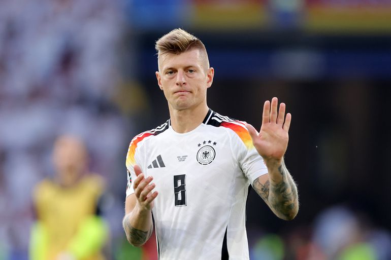 Prachtig: Spaans publiek eert Toni Kroos van Duitsland, die stopt na verloren kwartfinale