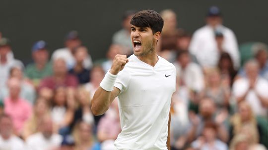 Titelhouder Carlos Alcaraz wankelt op Wimbledon door krachttennis van Tiafoe, maar wint wel