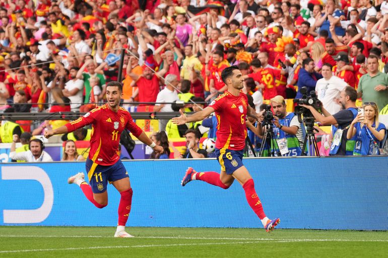 Duitsland in rouw op EK: scheidsrechter helpt Spanje in krankzinnige kraker naar halve finale