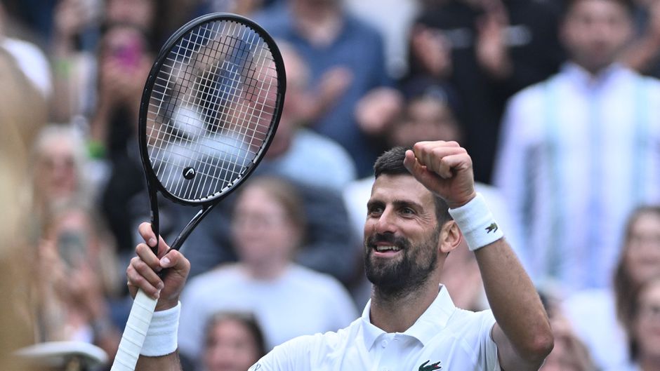 Toptennisser Novak Djokovic roept dochtertje bij zich na zege op Wimbledon: 'Wil je het laten zien?'