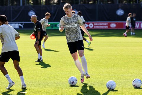 Jerdy Schouten lacht om transfergeruchten bij PSV: 'Als ik jullie moet geloven hadden we al 45 nieuwe spelers'