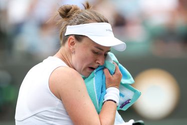 Toptennisster (29) barst in tranen uit tijdens partij op Wimbledon: 'Het was echt zwaar'