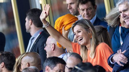 Stralende koningin Máxima onder de indruk van wereldgoal Vivianne Miedema bij EK voetbal
