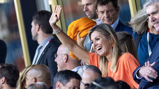 Stralende koningin Máxima onder de indruk van wereldgoal Vivianne Miedema bij EK voetbal