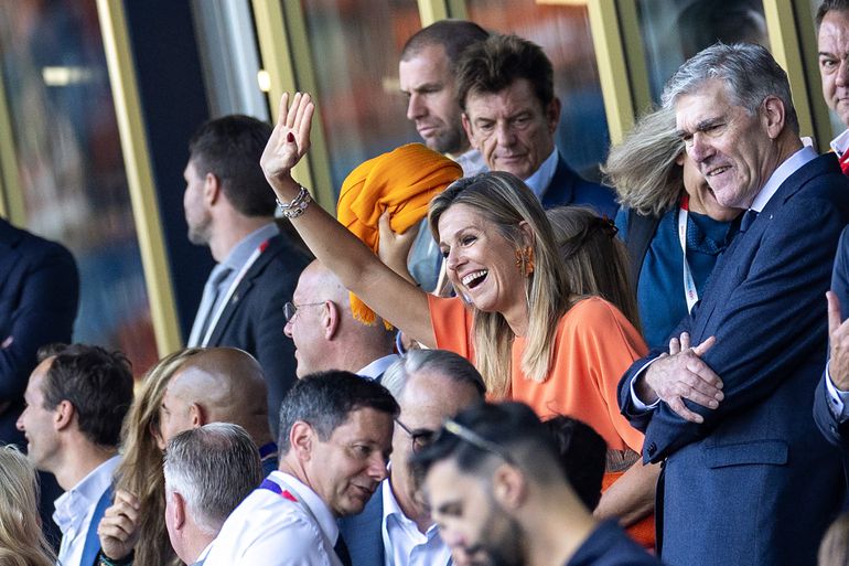 Stralende koningin Máxima onder de indruk van wereldgoal Vivianne Miedema bij EK voetbal