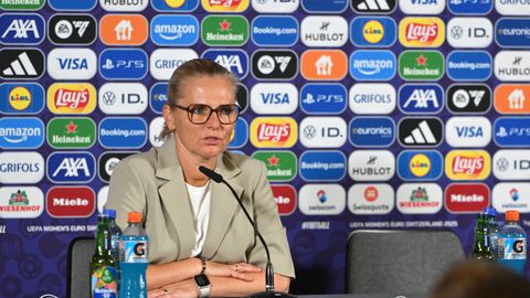 Britse media halen hard uit naar woedende Sarina Wiegman en spreken van crisis: 'Ze kleineerde de vierde official'