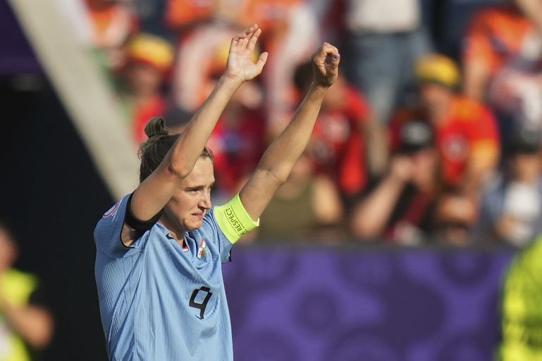 Vivianne Miedema in tranen na bereiken bijzondere mijlpaal bij Oranje Leeuwinnen