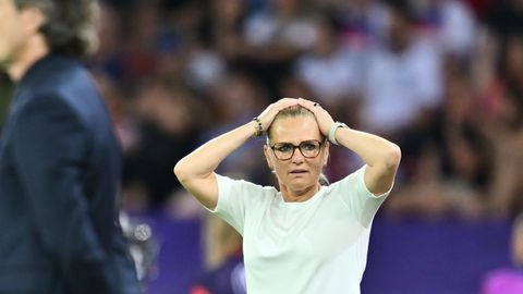 Toptrainer Sarina Wiegman gaat uit haar plaat bij EK voetbal: 'Zo zien we haar niet vaak'