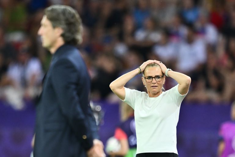 Toptrainer Sarina Wiegman gaat uit haar plaat bij EK voetbal: 'Zo zien we haar niet vaak'