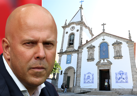 Trainer Arne Slot en Liverpool-spelers arriveren in Portugal voor afscheid Diogo Jota (28)