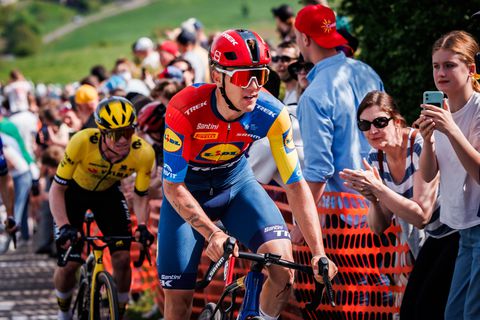 Belgische wielerlegende ziet zoon (22) debuut maken in Tour de France, nerveus bij 'valpartij'