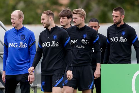 Feestende Oranje-internationals duiken op in Ibiza met beroemde DJ