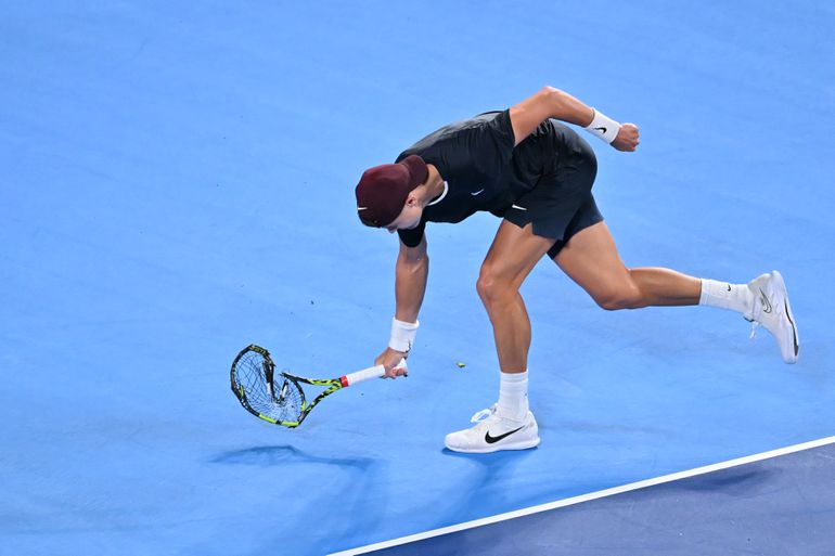 Sponsor is niet blij met toptennisser die kapotgeslagen rackets verkoopt: 'Niet de bedoeling'