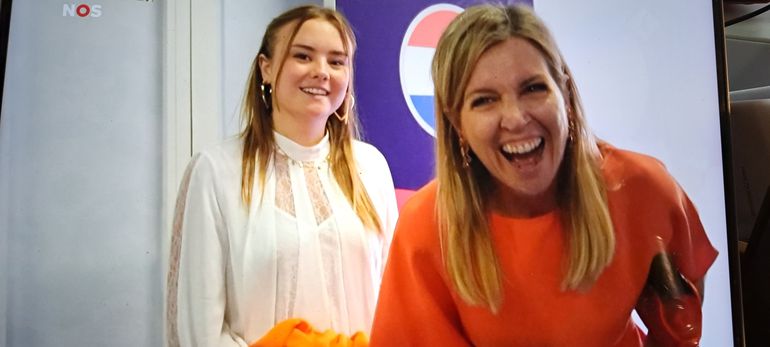 Koningin Máxima giert van het lachen na EK-zege Oranje Leeuwinnen: 'Heel mooie bijna-doelpunten'