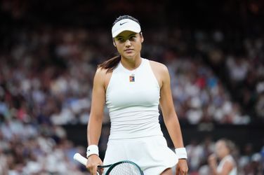 Toptennisster Emma Raducanu vecht tegen tranen op Wimbledon: 'Ik kan nu beter de pijn voelen'