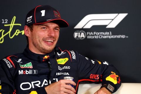 Glunderende Max Verstappen na pole op Silverstone: 'Ik hou van dit circuit'