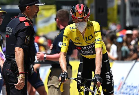 Eén detail van leider Jonas Vingegaard valt meteen op bij tweede rit Tour: 'Er zijn al zieke mensen'
