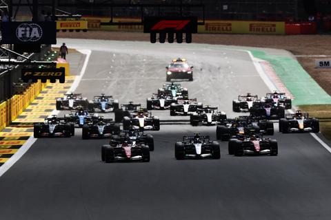 Live Formule 1 | Max Verstappen duikt na inhaalrace plots pitstraat in tijdens GP van Groot-Brittannië