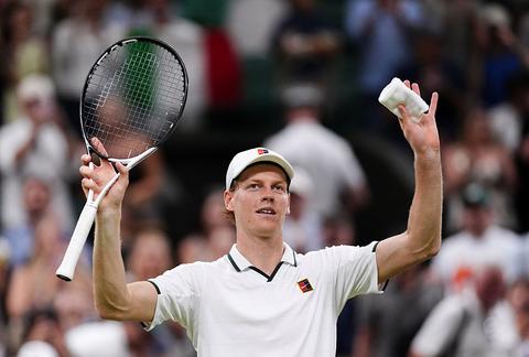 Topfavoriet Jannik Sinner flink getest door stuntende qualifier op Wimbledon