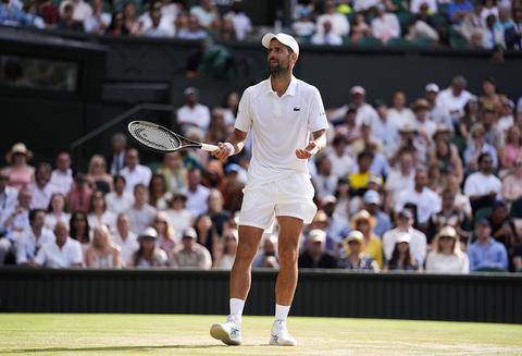 Tennisicoon Novak Djokovic schrijft geschiedenis op Wimbledon na moeizaam duel