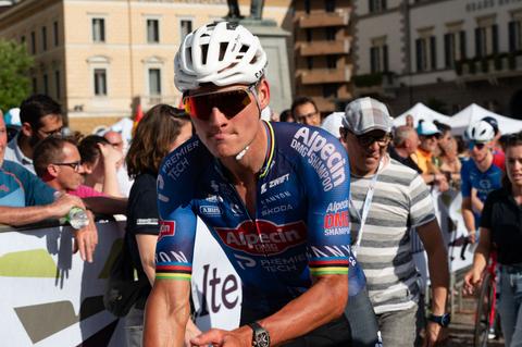 Live Tour | Mathieu van der Poel kanshebber in lastige tweede etappe, direct actie verwacht tussen grote namen