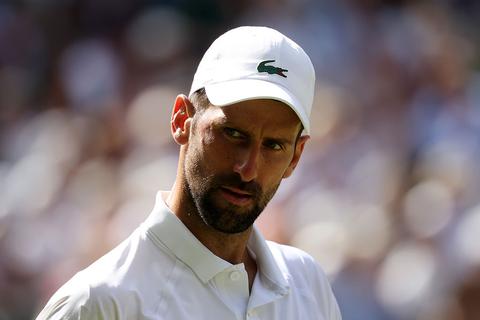 Tennislegende Novak Djokovic genoodzaakt tot excuses na wangedrag op Wimbledon: 'Mijn gedachten dwalen constant af'