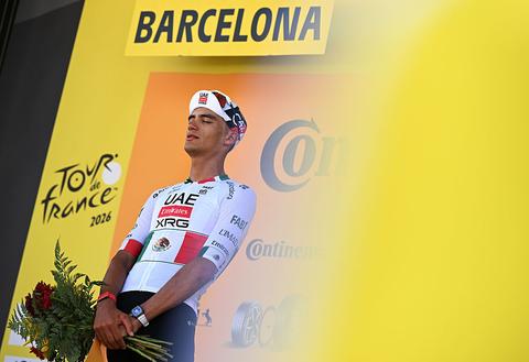 Etappewinnaar Isaac Del Toro denkt na Tourstunt meteen aan iets anders: 'Dit is krankzinnig'