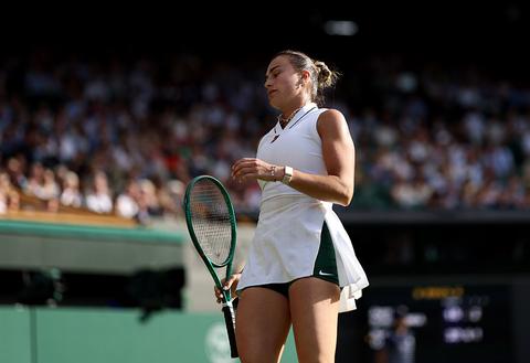Grote verrassing op Wimbledon: gefrustreerde topfavoriete Aryna Sabalenka tierend ten onder