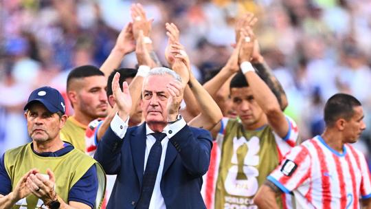 Verliezende bondscoach baart opzien op WK voetbal: 'Zo redde hij het leven van zijn dochter'