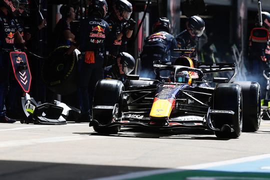 'Nep-Ferrari' en 'bizar incident': buitenlandse media geloven hun ogen niet na GP van Groot-Brittannië