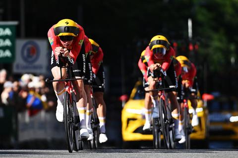 Wielrenners komen met de schrik vrij bij opmerkelijk incident vlak voor start Tour de France