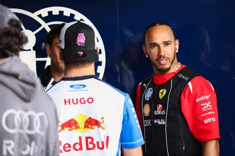 Pijnlijke straf voor Lewis Hamilton na waanzinnige start aan GP van Groot-Brittannië