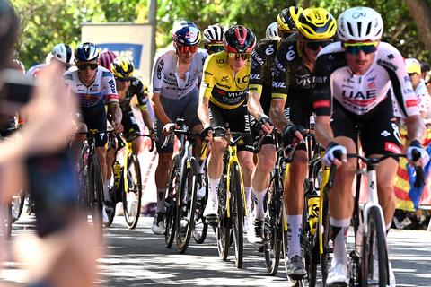 Live Tour de France | Finale in volle gang: Mathieu van der Poel moet lossen op de laatste passage van Montjuïc