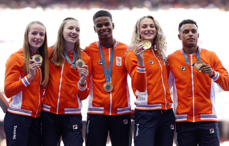 Wát een beelden: uitzinnige estafetteploeg ontvangt gouden medaille na weergaloze eindsprint Femke Bol