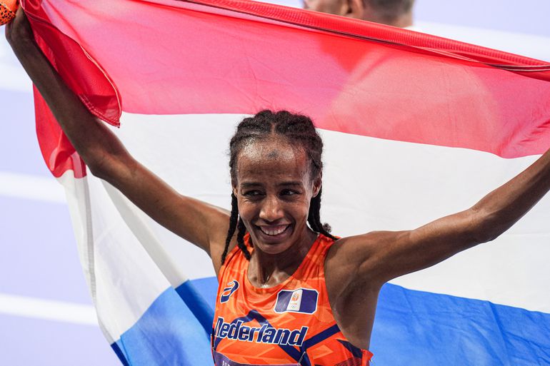 Sifan Hassan profiteert tóch niet van diskwalificatie en houdt bronzen medaille over aan 5000 meter bij Olympische Spelen