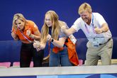 Koningin Máxima, prinses Amalia en koning Willem-Alexander moedigen de waterpolosters aan. © Getty Images