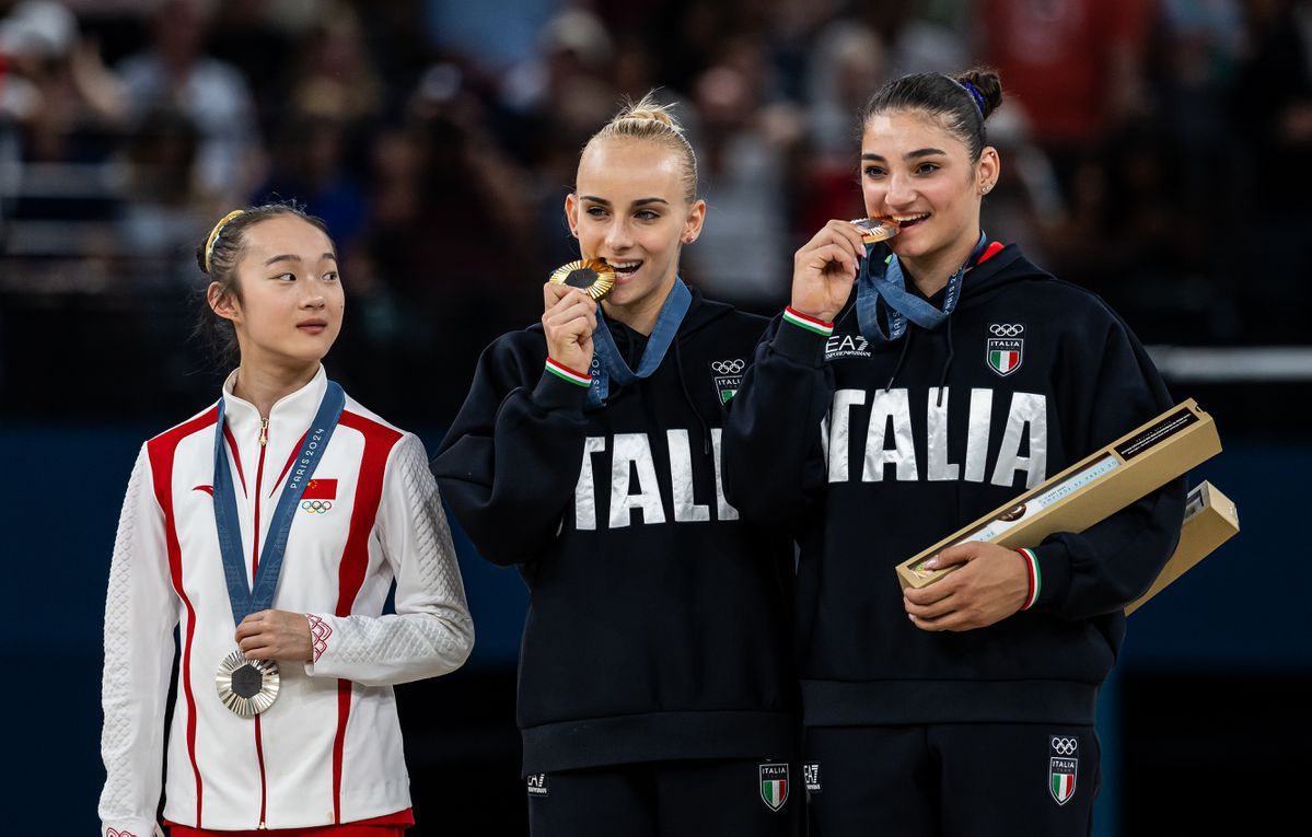 Chinese turnster snapt niets van bijten in olympische medaille, maar probeert het toch