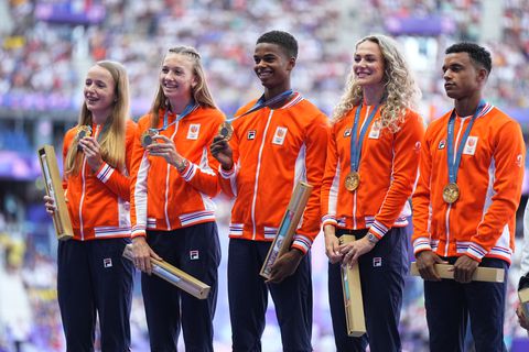 Stralende Femke Bol staat met gouden atleten vol ongeloof bij huldiging op Olympische Spelen: 'Ik leef in een bubbel'