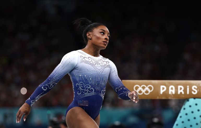 Pijnlijke uitglijder turnlegende Simone Biles: Amerikaanse kan achtste gouden medaille vergeten