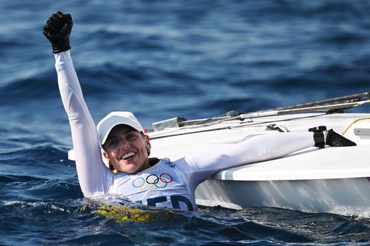 Marit Bouwmeester vervroegd olympisch kampioen: zeilster pakt goud na afgelaste race