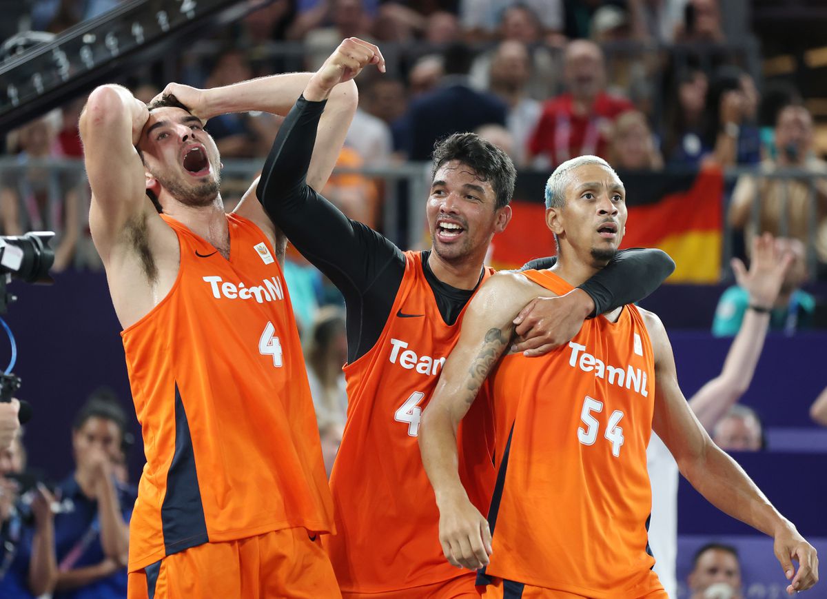 Nederlandse 3x3 basketballers pakken op sensationele wijze olympisch goud na thriller in hol van de leeuw